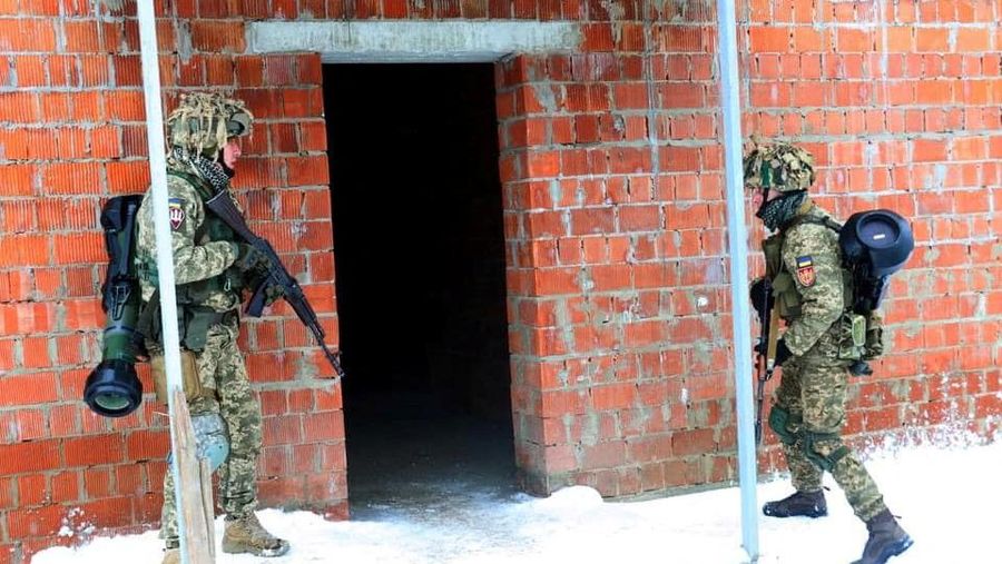 Seorang anggota militer Ukraina membawa senjata anti-tank ringan generasi berikutnya (NLAW)  yang dipasok oleh Inggris di tengah ketegangan antara Rusia dan Ukraina selama latihan di wilayah Lviv, Ukraina, Kamis (27/1/2022). (Press Service of the Ukrainian Ground Forces Command/Handout via REUTERS)