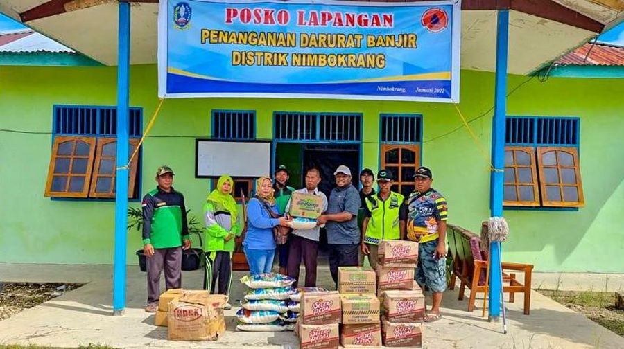 Dinas Kominfo Jayapura memberikan bantuan sebagai wujud kepedulian terhadap warga yang terdampak banjir di Kampung Nimbokrang.