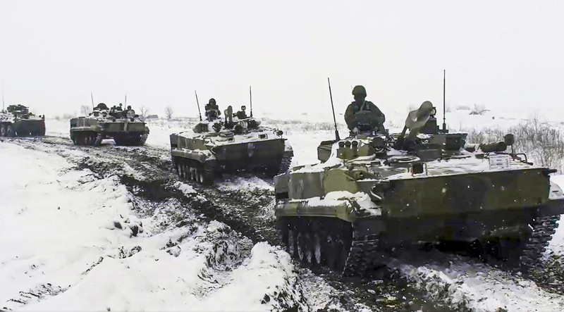 Latihan Militer Rusia di jajaran Kadamovsky di wilayah Rostov, Rusia Tank tempur utama T-72B3 Rusia ikut dalam latihan militer angkatan bersenjata Distrik Militer Selatan di jajaran Kadamovsky di wilayah Rostov, Rusia (27/1/2022). (REUTERS/Sergey Pivovarov)