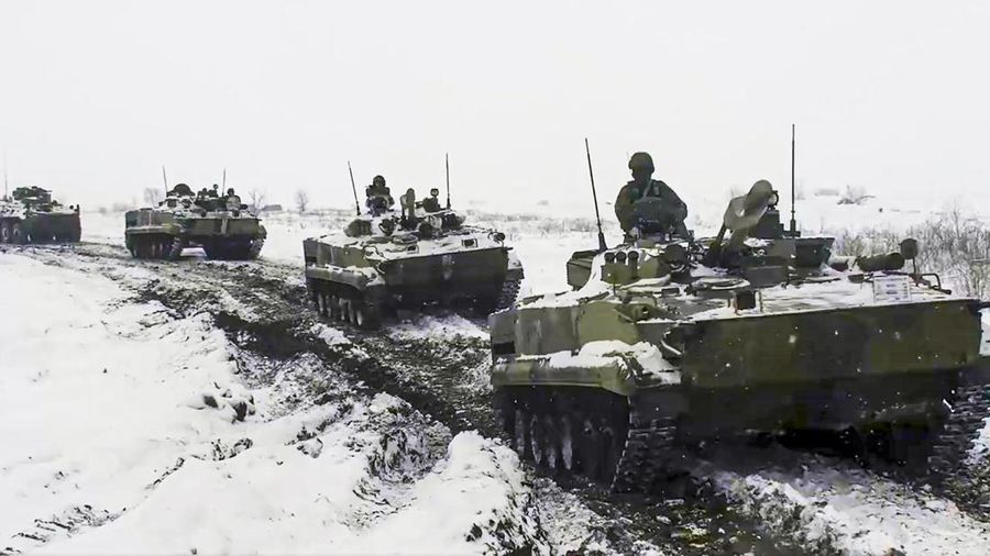 Kendaraan militer Rusia bergerak selama latihan militer di tempat pelatihan di wilayah Rostov, Rusia, Rabu (26/1/2022). (Russian Defense Ministry Press Service via AP)