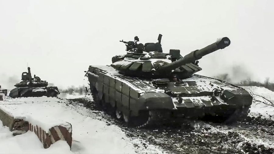 Tank tempur utama T-72B3 Rusia ikut dalam latihan militer angkatan bersenjata Distrik Militer Selatan di jajaran Kadamovsky di wilayah Rostov, Rusia (27/1/2022).  (REUTERS/Sergey Pivovarov)
