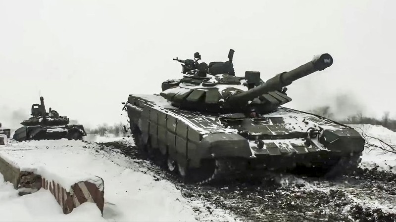 Tank tempur utama T-72B3 Rusia ikut dalam latihan militer angkatan bersenjata Distrik Militer Selatan di jajaran Kadamovsky di wilayah Rostov, Rusia (27/1/2022).  (REUTERS/Sergey Pivovarov)