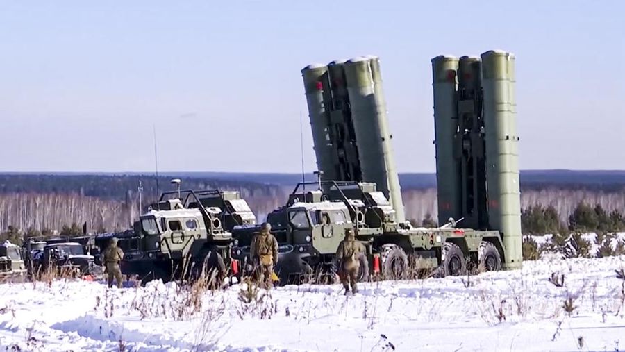 Kendaraan penembak rudal S-400 Triumf Rusia mengikuti latihan militer di wilayah Sverdlovsk, Ural, di Rusia, Kamis (27/1/2022). Rusia telah meluncurkan serangkaian latihan militer: Unit infanteri dan artileri bermotor di barat daya Rusia berlatih menembakkan peluru tajam, pesawat tempur di Kaliningrad di Laut Baltik melakukan pengeboman, puluhan kapal perang berlayar untuk latihan di Laut Hitam dan Kutub Utara, dan Rusia jet tempur dan pasukan terjun payung tiba di Belarus untuk latihan perang bersama. (Russian Defense Ministry Press Service via AP)