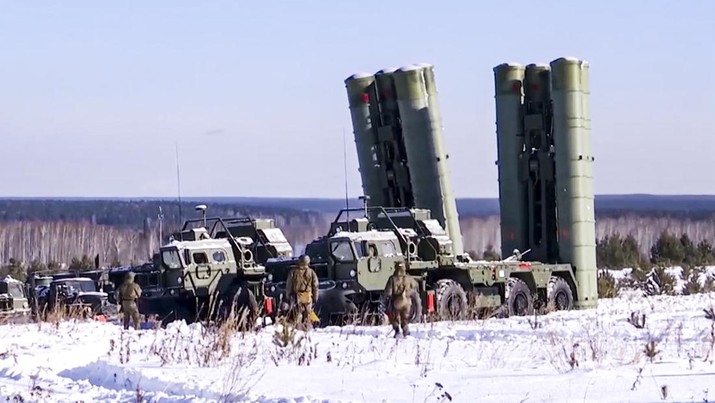 Latihan Militer Rusia di jajaran Kadamovsky di wilayah Rostov, Rusia Kendaraan penembak rudal S-400 Triumf Rusia mengikuti latihan militer di wilayah Sverdlovsk, Ural, di Rusia, Kamis (27/1/2022). Rusia telah meluncurkan serangkaian latihan militer: Unit infanteri dan artileri bermotor di barat daya Rusia berlatih menembakkan peluru tajam, pesawat tempur di Kaliningrad di Laut Baltik melakukan pengeboman, puluhan kapal perang berlayar untuk latihan di Laut Hitam dan Kutub Utara, dan Rusia jet tempur dan pasukan terjun payung tiba di Belarus untuk latihan perang bersama. (Russian Defense Ministry Press Service via AP)