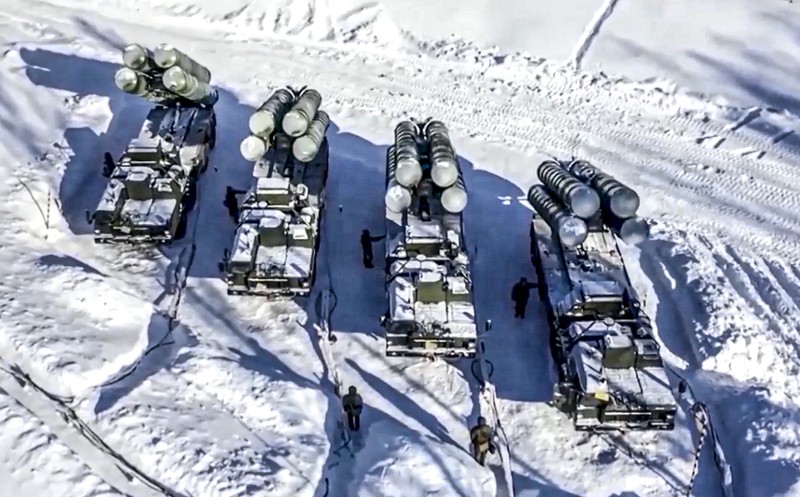 Latihan Militer Rusia di jajaran Kadamovsky di wilayah Rostov, Rusia Tank tempur utama T-72B3 Rusia ikut dalam latihan militer angkatan bersenjata Distrik Militer Selatan di jajaran Kadamovsky di wilayah Rostov, Rusia (27/1/2022). (REUTERS/Sergey Pivovarov)