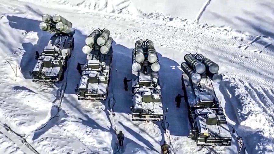 Tank tempur utama T-72B3 Rusia ikut dalam latihan militer angkatan bersenjata Distrik Militer Selatan di jajaran Kadamovsky di wilayah Rostov, Rusia (27/1/2022).  (REUTERS/Sergey Pivovarov)
