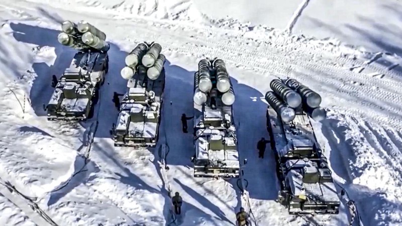 Tank tempur utama T-72B3 Rusia ikut dalam latihan militer angkatan bersenjata Distrik Militer Selatan di jajaran Kadamovsky di wilayah Rostov, Rusia (27/1/2022).  (REUTERS/Sergey Pivovarov)