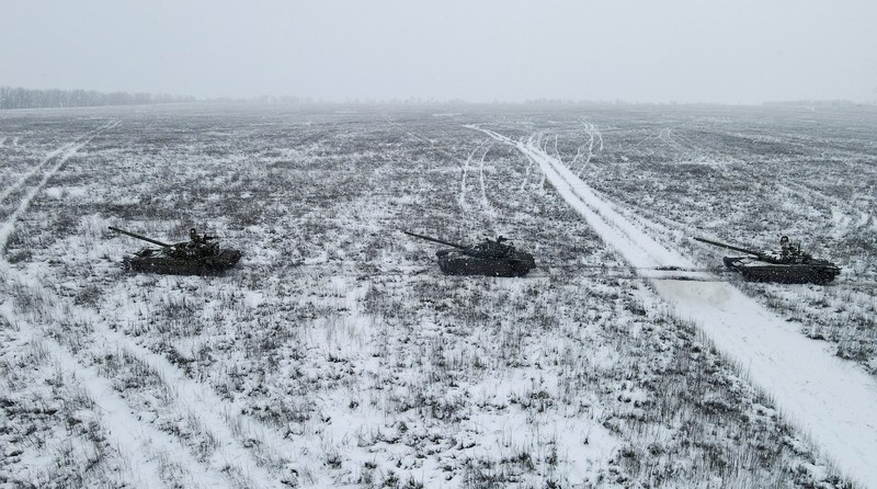 Latihan Militer Rusia di jajaran Kadamovsky di wilayah Rostov, Rusia Tank tempur utama T-72B3 Rusia ikut dalam latihan militer angkatan bersenjata Distrik Militer Selatan di jajaran Kadamovsky di wilayah Rostov, Rusia (27/1/2022). (REUTERS/Sergey Pivovarov)
