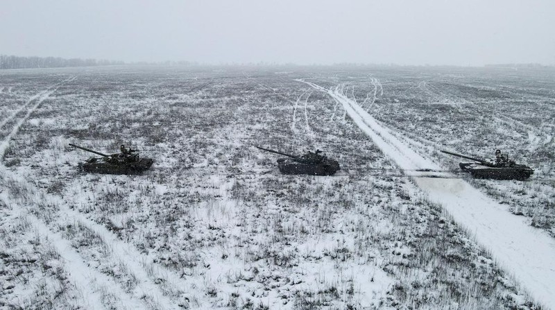 Tank tempur utama T-72B3 Rusia ikut dalam latihan militer angkatan bersenjata Distrik Militer Selatan di jajaran Kadamovsky di wilayah Rostov, Rusia (27/1/2022).  (REUTERS/Sergey Pivovarov)