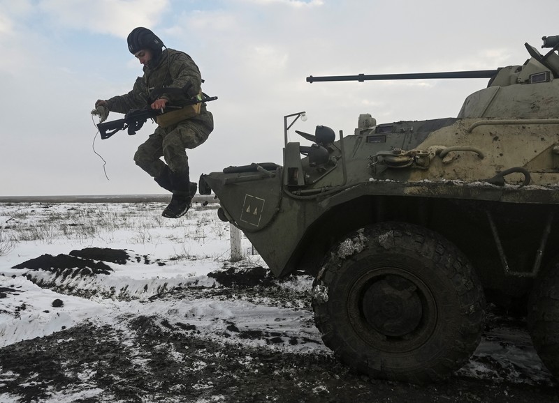 Latihan Militer Rusia di jajaran Kadamovsky di wilayah Rostov, Rusia Tank tempur utama T-72B3 Rusia ikut dalam latihan militer angkatan bersenjata Distrik Militer Selatan di jajaran Kadamovsky di wilayah Rostov, Rusia (27/1/2022). (REUTERS/Sergey Pivovarov)