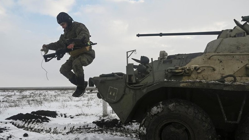 Tank tempur utama T-72B3 Rusia ikut dalam latihan militer angkatan bersenjata Distrik Militer Selatan di jajaran Kadamovsky di wilayah Rostov, Rusia (27/1/2022).  (REUTERS/Sergey Pivovarov)