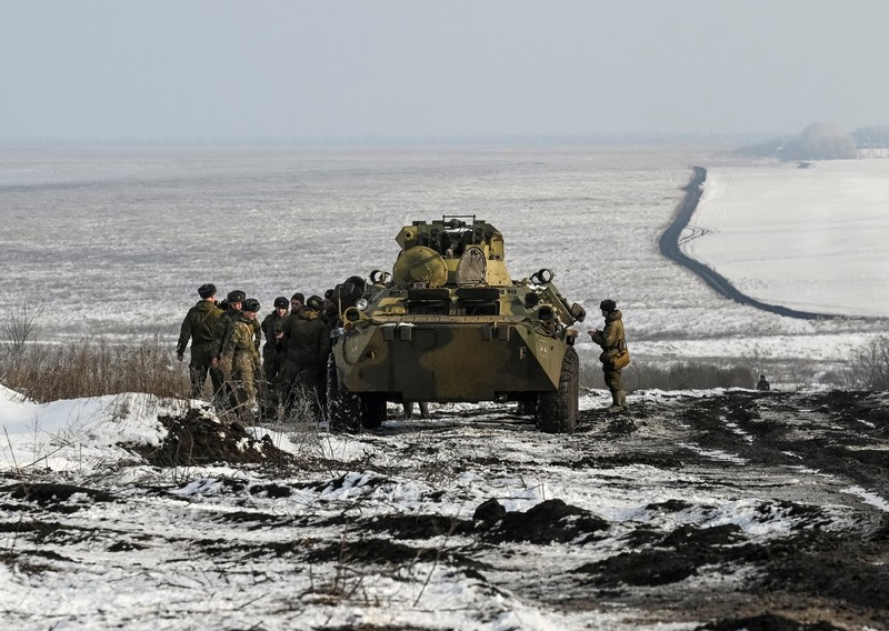 Latihan Militer Rusia di jajaran Kadamovsky di wilayah Rostov, Rusia Tank tempur utama T-72B3 Rusia ikut dalam latihan militer angkatan bersenjata Distrik Militer Selatan di jajaran Kadamovsky di wilayah Rostov, Rusia (27/1/2022). (REUTERS/Sergey Pivovarov)