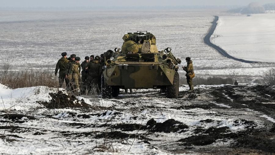 Tank tempur utama T-72B3 Rusia ikut dalam latihan militer angkatan bersenjata Distrik Militer Selatan di jajaran Kadamovsky di wilayah Rostov, Rusia (27/1/2022).  (REUTERS/Sergey Pivovarov)