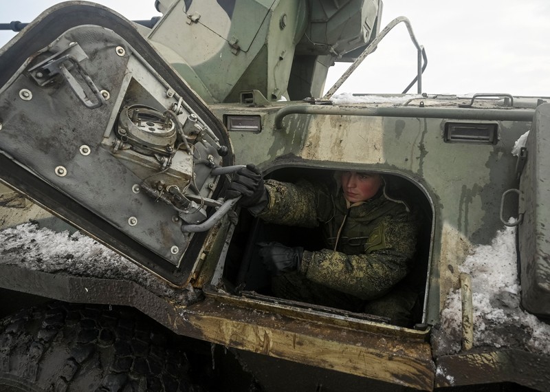 Latihan Militer Rusia di jajaran Kadamovsky di wilayah Rostov, Rusia Tank tempur utama T-72B3 Rusia ikut dalam latihan militer angkatan bersenjata Distrik Militer Selatan di jajaran Kadamovsky di wilayah Rostov, Rusia (27/1/2022). (REUTERS/Sergey Pivovarov)