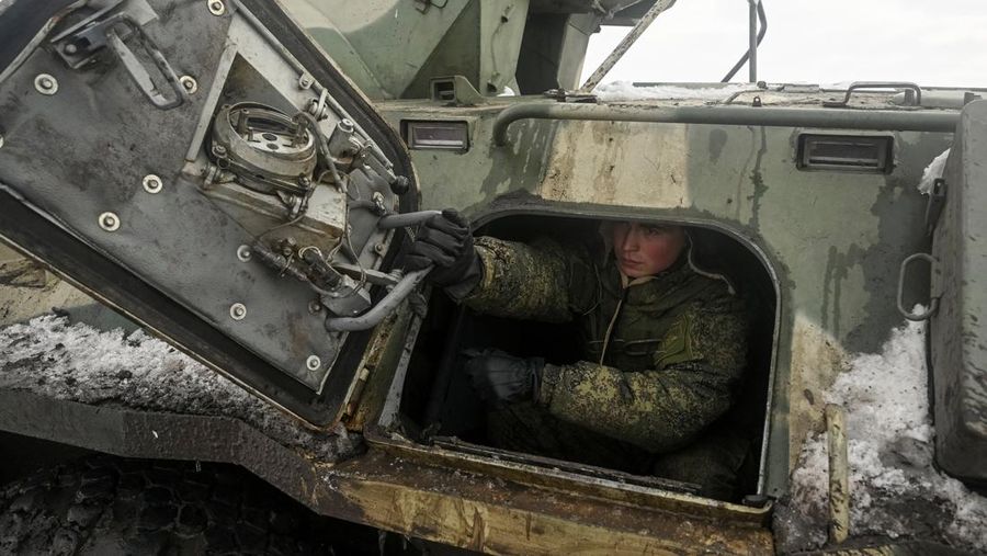 Tank tempur utama T-72B3 Rusia ikut dalam latihan militer angkatan bersenjata Distrik Militer Selatan di jajaran Kadamovsky di wilayah Rostov, Rusia (27/1/2022).  (REUTERS/Sergey Pivovarov)