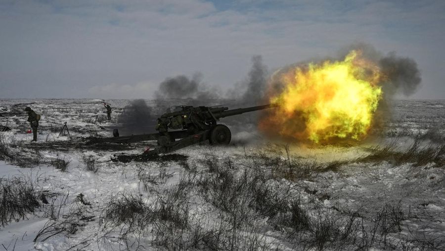 Tank tempur utama T-72B3 Rusia ikut dalam latihan militer angkatan bersenjata Distrik Militer Selatan di jajaran Kadamovsky di wilayah Rostov, Rusia (27/1/2022).  (REUTERS/Sergey Pivovarov)