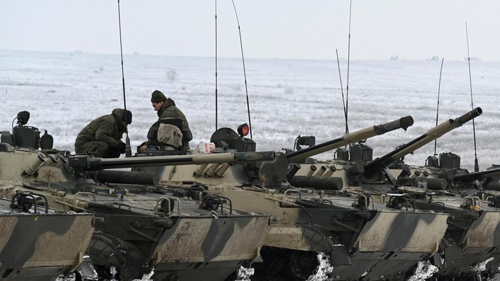 Anggota militer Rusia duduk di atas kendaraan tempur infanteri BMP-3 selama latihan yang diadakan oleh angkatan bersenjata Distrik Militer Selatan di Kadamovsky di wilayah Rostov, Rusia, Kamis (27/1/2022). (REUTERS/Sergey Pivovarov)