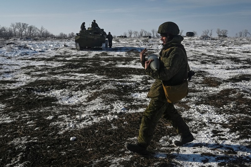 Latihan Militer Rusia di jajaran Kadamovsky di wilayah Rostov, Rusia Tank tempur utama T-72B3 Rusia ikut dalam latihan militer angkatan bersenjata Distrik Militer Selatan di jajaran Kadamovsky di wilayah Rostov, Rusia (27/1/2022). (REUTERS/Sergey Pivovarov)