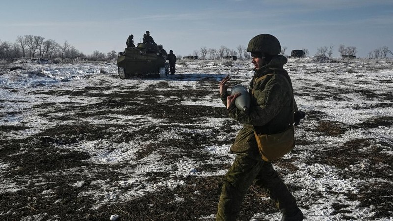 Tank tempur utama T-72B3 Rusia ikut dalam latihan militer angkatan bersenjata Distrik Militer Selatan di jajaran Kadamovsky di wilayah Rostov, Rusia (27/1/2022).  (REUTERS/Sergey Pivovarov)