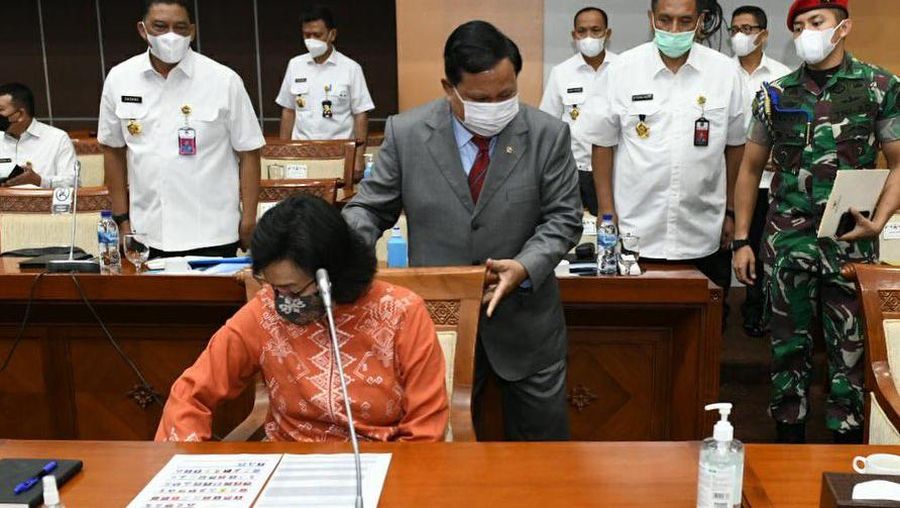 Menteri Keuangan Sri Mulyani menghadiri rapat Komisi 1 DPR  bersama Menhan Prabowo Subianto membahas Penghapusan Dua Kapal TNI AL. (Tangkapan Layar via Instagram @smindrawati)