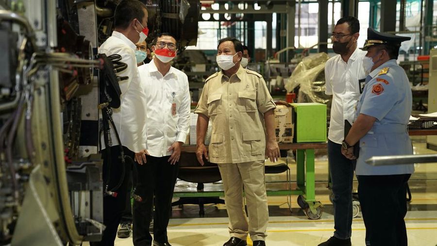 Menteri Pertahanan RI Prabowo Subianto melakukan kunjungan kerja ke PT Garuda Maintenance Facility AeroAsia Tbk (GMF) di Tangerang Banten, Rabu (26/1/2022). (Dok. GMF AeroAsia)