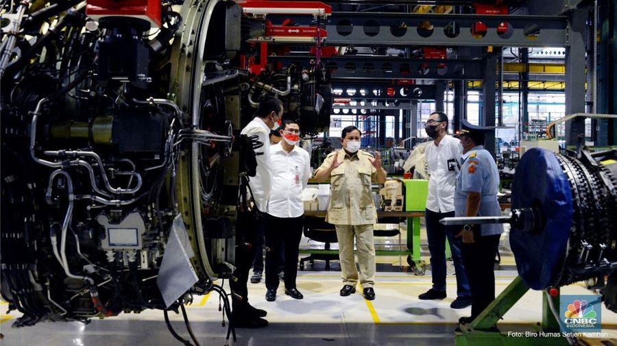 Menteri Pertahanan RI Prabowo Subianto melakukan kunjungan kerja ke PT Garuda Maintenance Facility AeroAsia Tbk (GMF) di Tangerang Banten, Rabu (26/1/2022). (Biro Humas Setjen Kemhan)