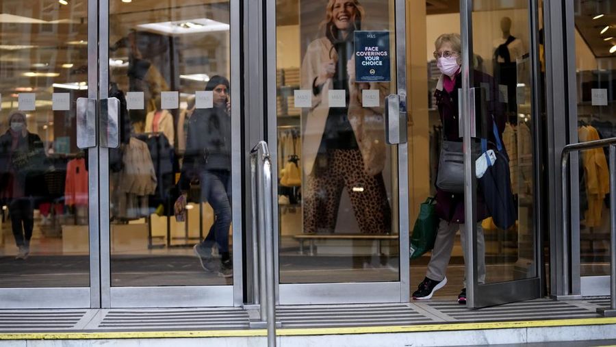 Himbauan pemakaian masker untuk mencegah penyebaran virus corona terpampang di jendela toko supermarket Sainsbury di London, Kamis (27/1/2022). Sebagian besar pembatasan virus corona termasuk wajib wajah Masker dicabut di Inggris pada hari Kamis, setelah pemerintah Inggris mengatakan peluncuran booster vaksinnya berhasil mengurangi penyakit serius dan rawat inap COVID-19. Mulai Kamis, penutup wajah tidak lagi diwajibkan oleh hukum di mana pun di Inggris. (AP Photo/Matt Dunham)