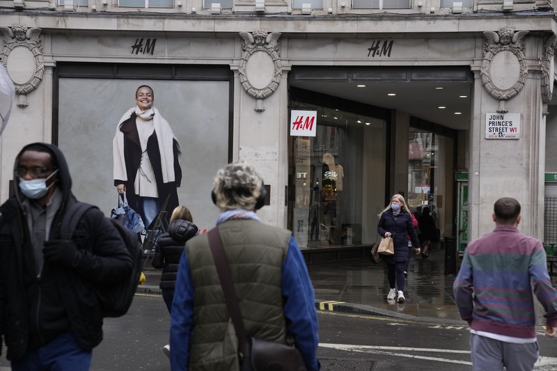 Himbauan pemakaian masker untuk mencegah penyebaran virus corona terpampang di jendela toko supermarket Sainsbury di London, Kamis (27/1/2022). Sebagian besar pembatasan virus corona termasuk wajib wajah Masker dicabut di Inggris pada hari Kamis, setelah pemerintah Inggris mengatakan peluncuran booster vaksinnya berhasil mengurangi penyakit serius dan rawat inap COVID-19. Mulai Kamis, penutup wajah tidak lagi diwajibkan oleh hukum di mana pun di Inggris. (AP Photo/Matt Dunham)