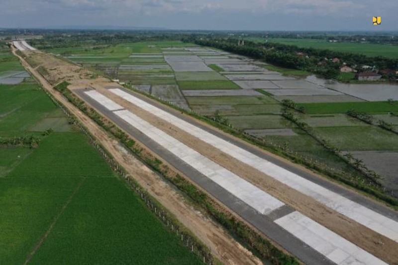 Pembangunan tol Semarang-Demak seksi II terus dikebut. Ditargetkan, proyek pembangunan jalan tol dari Sayung sampai Demak sepanjang 16,31 km. (Dok: Humas Jateng/jatengprov.go.id/)