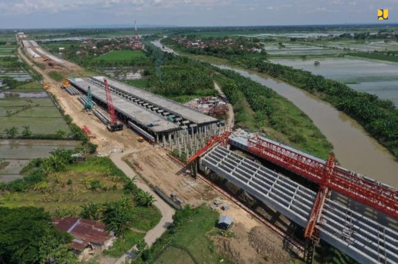 Pembangunan tol Semarang-Demak seksi II terus dikebut. Ditargetkan, proyek pembangunan jalan tol dari Sayung sampai Demak sepanjang 16,31 km. (Dok: Humas Jateng/jatengprov.go.id/)