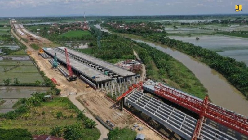 Pembangunan tol Semarang-Demak seksi II terus dikebut. Ditargetkan, proyek pembangunan jalan tol dari Sayung sampai Demak sepanjang 16,31 km. (Dok: Humas Jateng/jatengprov.go.id/)