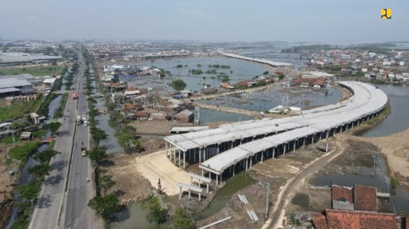 Pembangunan tol Semarang-Demak seksi II terus dikebut. Ditargetkan, proyek pembangunan jalan tol dari Sayung sampai Demak sepanjang 16,31 km. (Dok: Humas Jateng/jatengprov.go.id/)