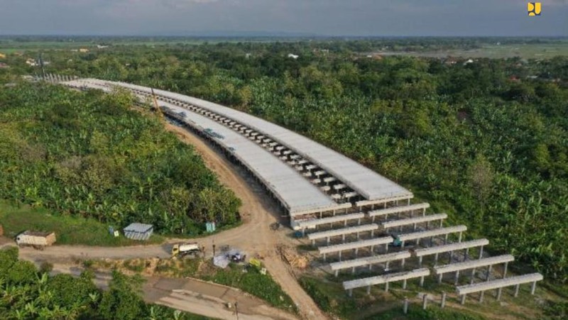 Pembangunan tol Semarang-Demak seksi II terus dikebut. Ditargetkan, proyek pembangunan jalan tol dari Sayung sampai Demak sepanjang 16,31 km. (Dok: Humas Jateng/jatengprov.go.id/)