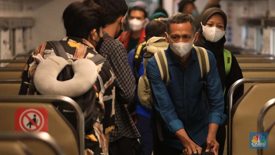 Antrean calon penumpang kereta Jayabaya Malanh dengan rute Jakarta-Malang di Stasiun Pasar Senen, Jakarta, Jumat (28/1/2022). Menjelang Libur Tahun Baru Imlek 2022 atau 2573 Kongzili terjadi peningkatan penumpang Kereta Api jarak jauh pada Jumat (28/1) sebanyak 8.598 dibanding Jumat (21/1) minggu lalu. Salah satu calon penumpang Rino mengatakan ia mengambil cuti sebelum libur Imlek yang jatuh pada tanggal 1 Februari pada hari Selasa.