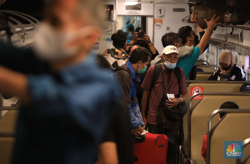 Antrean calon penumpang kereta Jayabaya Malanh dengan rute Jakarta-Malang di Stasiun Pasar Senen, Jakarta, Jumat (28/1/2022). Menjelang Libur Tahun Baru Imlek 2022 atau 2573 Kongzili terjadi peningkatan penumpang Kereta Api jarak jauh pada Jumat (28/1) sebanyak 8.598 dibanding Jumat (21/1) minggu lalu. Salah satu calon penumpang Rino mengatakan ia mengambil cuti sebelum libur Imlek yang jatuh pada tanggal 1 Februari pada hari Selasa. 