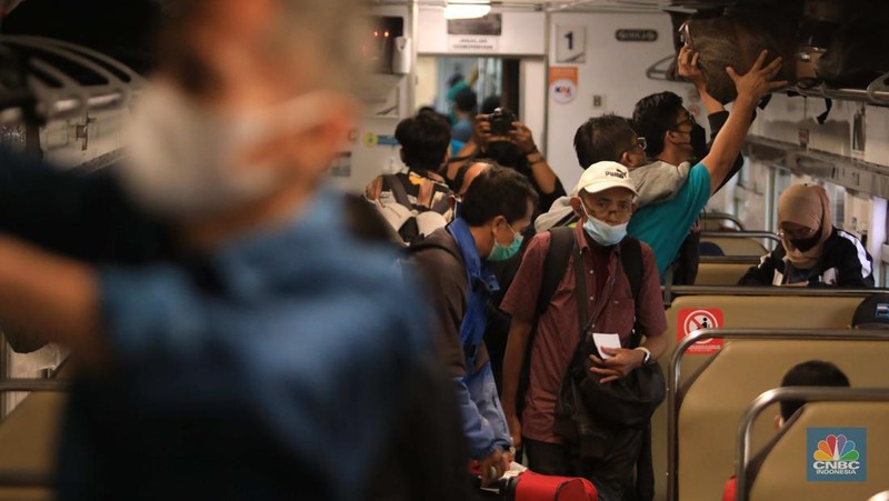 Antrean calon penumpang kereta Jayabaya Malanh dengan rute Jakarta-Malang di Stasiun Pasar Senen, Jakarta, Jumat (28/1/2022). Menjelang Libur Tahun Baru Imlek 2022 atau 2573 Kongzili terjadi peningkatan penumpang Kereta Api jarak jauh pada Jumat (28/1) sebanyak 8.598 dibanding Jumat (21/1) minggu lalu. Salah satu calon penumpang Rino mengatakan ia mengambil cuti sebelum libur Imlek yang jatuh pada tanggal 1 Februari pada hari Selasa. 