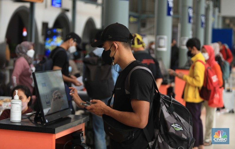Antrean calon penumpang kereta Jayabaya Malanh dengan rute Jakarta-Malang di Stasiun Pasar Senen, Jakarta, Jumat (28/1/2022). Menjelang Libur Tahun Baru Imlek 2022 atau 2573 Kongzili terjadi peningkatan penumpang Kereta Api jarak jauh pada Jumat (28/1) sebanyak 8.598 dibanding Jumat (21/1) minggu lalu. Salah satu calon penumpang Rino mengatakan ia mengambil cuti sebelum libur Imlek yang jatuh pada tanggal 1 Februari pada hari Selasa. 
