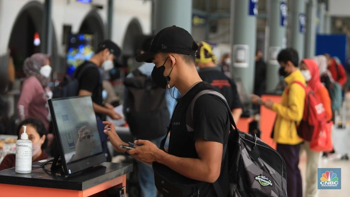 Penumpang Kereta Api jarak jauh di Stasiun Pasar Senen, Jakarta, Jumat (28/1/2022). Antrean calon penumpang kereta Jayabaya Malanh dengan rute Jakarta-Malang di Stasiun Pasar Senen, Jakarta, Jumat (28/1/2022). Menjelang Libur Tahun Baru Imlek 2022 atau 2573 Kongzili terjadi peningkatan penumpang Kereta Api jarak jauh pada Jumat (28/1) sebanyak 8.598 dibanding Jumat (21/1) minggu lalu. Salah satu calon penumpang Rino mengatakan ia mengambil cuti sebelum libur Imlek yang jatuh pada tanggal 1 Februari pada hari Selasa.