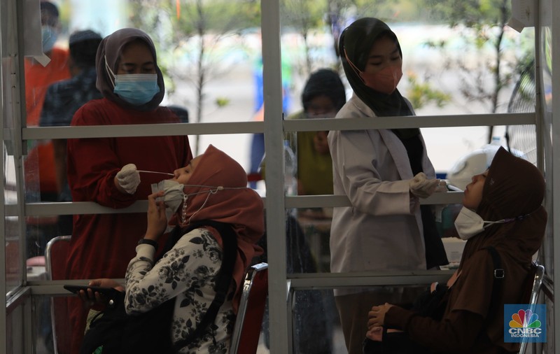Antrean calon penumpang kereta Jayabaya Malanh dengan rute Jakarta-Malang di Stasiun Pasar Senen, Jakarta, Jumat (28/1/2022). Menjelang Libur Tahun Baru Imlek 2022 atau 2573 Kongzili terjadi peningkatan penumpang Kereta Api jarak jauh pada Jumat (28/1) sebanyak 8.598 dibanding Jumat (21/1) minggu lalu. Salah satu calon penumpang Rino mengatakan ia mengambil cuti sebelum libur Imlek yang jatuh pada tanggal 1 Februari pada hari Selasa. 