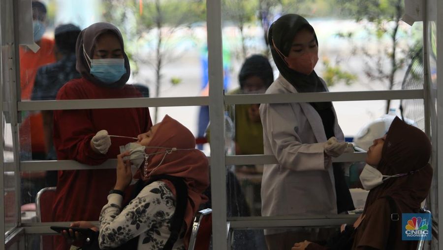 Antrean calon penumpang kereta Jayabaya Malanh dengan rute Jakarta-Malang di Stasiun Pasar Senen, Jakarta, Jumat (28/1/2022). Menjelang Libur Tahun Baru Imlek 2022 atau 2573 Kongzili terjadi peningkatan penumpang Kereta Api jarak jauh pada Jumat (28/1) sebanyak 8.598 dibanding Jumat (21/1) minggu lalu. Salah satu calon penumpang Rino mengatakan ia mengambil cuti sebelum libur Imlek yang jatuh pada tanggal 1 Februari pada hari Selasa. 