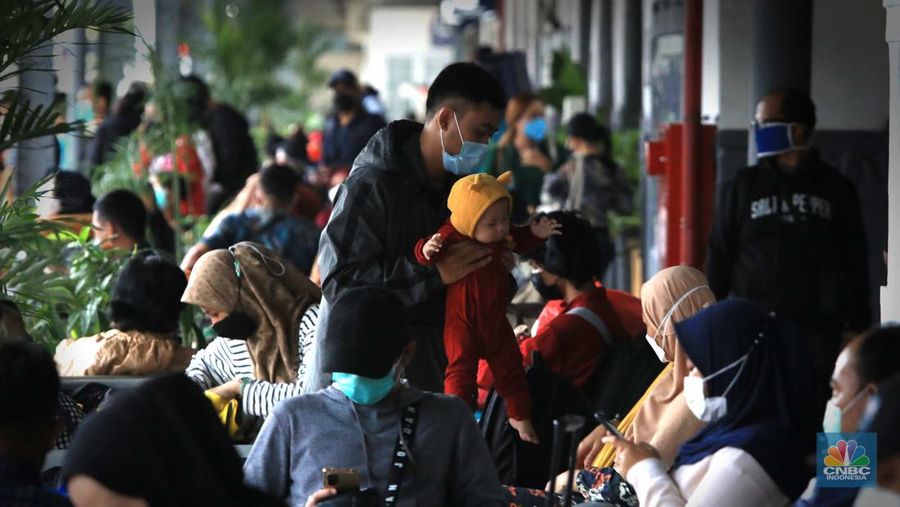 Antrean calon penumpang kereta Jayabaya Malanh dengan rute Jakarta-Malang di Stasiun Pasar Senen, Jakarta, Jumat (28/1/2022). Menjelang Libur Tahun Baru Imlek 2022 atau 2573 Kongzili terjadi peningkatan penumpang Kereta Api jarak jauh pada Jumat (28/1) sebanyak 8.598 dibanding Jumat (21/1) minggu lalu. Salah satu calon penumpang Rino mengatakan ia mengambil cuti sebelum libur Imlek yang jatuh pada tanggal 1 Februari pada hari Selasa.