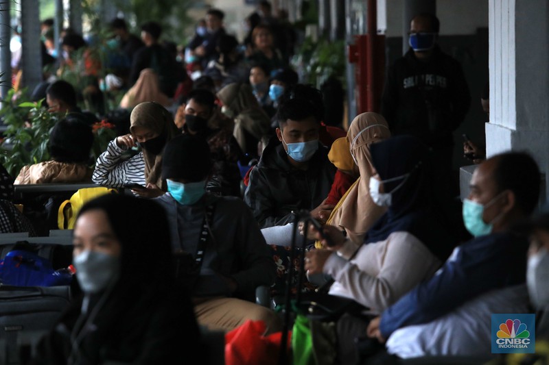 Antrean calon penumpang kereta Jayabaya Malanh dengan rute Jakarta-Malang di Stasiun Pasar Senen, Jakarta, Jumat (28/1/2022). Menjelang Libur Tahun Baru Imlek 2022 atau 2573 Kongzili terjadi peningkatan penumpang Kereta Api jarak jauh pada Jumat (28/1) sebanyak 8.598 dibanding Jumat (21/1) minggu lalu. Salah satu calon penumpang Rino mengatakan ia mengambil cuti sebelum libur Imlek yang jatuh pada tanggal 1 Februari pada hari Selasa. 
