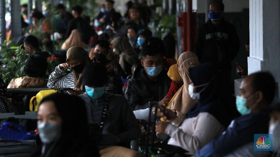Antrean calon penumpang kereta Jayabaya Malanh dengan rute Jakarta-Malang di Stasiun Pasar Senen, Jakarta, Jumat (28/1/2022). Menjelang Libur Tahun Baru Imlek 2022 atau 2573 Kongzili terjadi peningkatan penumpang Kereta Api jarak jauh pada Jumat (28/1) sebanyak 8.598 dibanding Jumat (21/1) minggu lalu. Salah satu calon penumpang Rino mengatakan ia mengambil cuti sebelum libur Imlek yang jatuh pada tanggal 1 Februari pada hari Selasa. 