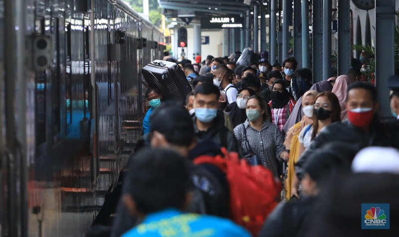 Antrean calon penumpang kereta Jayabaya Malanh dengan rute Jakarta-Malang di Stasiun Pasar Senen, Jakarta, Jumat (28/1/2022). Menjelang Libur Tahun Baru Imlek 2022 atau 2573 Kongzili terjadi peningkatan penumpang Kereta Api jarak jauh pada Jumat (28/1) sebanyak 8.598 dibanding Jumat (21/1) minggu lalu. Salah satu calon penumpang Rino mengatakan ia mengambil cuti sebelum libur Imlek yang jatuh pada tanggal 1 Februari pada hari Selasa. 