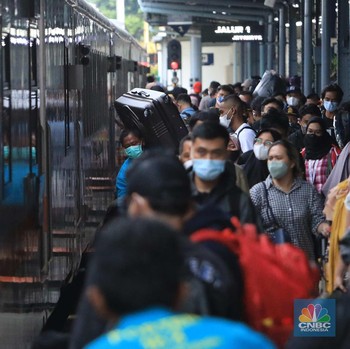Jelang Imlek, Penumpang Kereta Mulai Membeludak di Stasiun