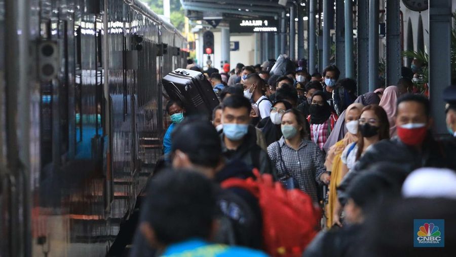Antrean calon penumpang kereta Jayabaya Malanh dengan rute Jakarta-Malang di Stasiun Pasar Senen, Jakarta, Jumat (28/1/2022). Menjelang Libur Tahun Baru Imlek 2022 atau 2573 Kongzili terjadi peningkatan penumpang Kereta Api jarak jauh pada Jumat (28/1) sebanyak 8.598 dibanding Jumat (21/1) minggu lalu. Salah satu calon penumpang Rino mengatakan ia mengambil cuti sebelum libur Imlek yang jatuh pada tanggal 1 Februari pada hari Selasa. 