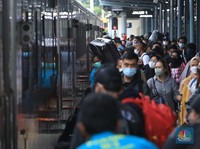 Jelang Imlek, Penumpang Kereta Mulai Membeludak di Stasiun