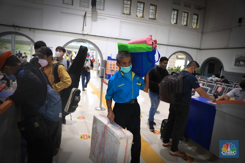 Antrean calon penumpang kereta Jayabaya Malanh dengan rute Jakarta-Malang di Stasiun Pasar Senen, Jakarta, Jumat (28/1/2022). Menjelang Libur Tahun Baru Imlek 2022 atau 2573 Kongzili terjadi peningkatan penumpang Kereta Api jarak jauh pada Jumat (28/1) sebanyak 8.598 dibanding Jumat (21/1) minggu lalu. Salah satu calon penumpang Rino mengatakan ia mengambil cuti sebelum libur Imlek yang jatuh pada tanggal 1 Februari pada hari Selasa. 