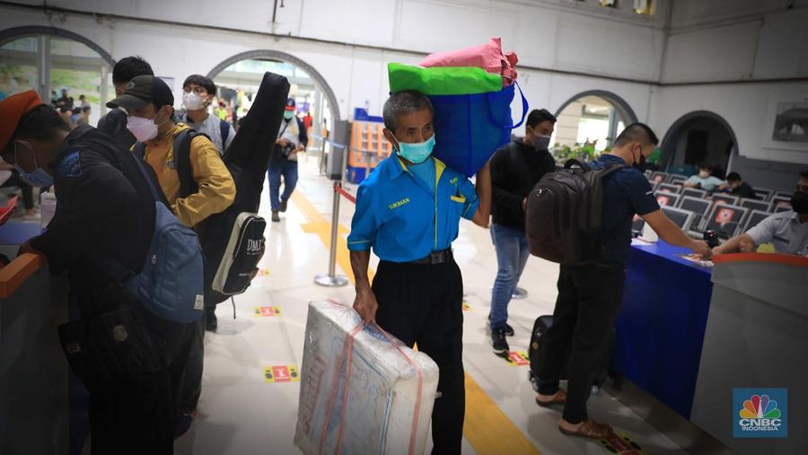 Antrean calon penumpang kereta Jayabaya Malanh dengan rute Jakarta-Malang di Stasiun Pasar Senen, Jakarta, Jumat (28/1/2022). Menjelang Libur Tahun Baru Imlek 2022 atau 2573 Kongzili terjadi peningkatan penumpang Kereta Api jarak jauh pada Jumat (28/1) sebanyak 8.598 dibanding Jumat (21/1) minggu lalu. Salah satu calon penumpang Rino mengatakan ia mengambil cuti sebelum libur Imlek yang jatuh pada tanggal 1 Februari pada hari Selasa. 