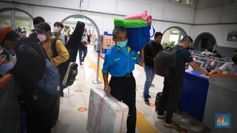 Antrean calon penumpang kereta Jayabaya Malanh dengan rute Jakarta-Malang di Stasiun Pasar Senen, Jakarta, Jumat (28/1/2022). Menjelang Libur Tahun Baru Imlek 2022 atau 2573 Kongzili terjadi peningkatan penumpang Kereta Api jarak jauh pada Jumat (28/1) sebanyak 8.598 dibanding Jumat (21/1) minggu lalu. Salah satu calon penumpang Rino mengatakan ia mengambil cuti sebelum libur Imlek yang jatuh pada tanggal 1 Februari pada hari Selasa. 